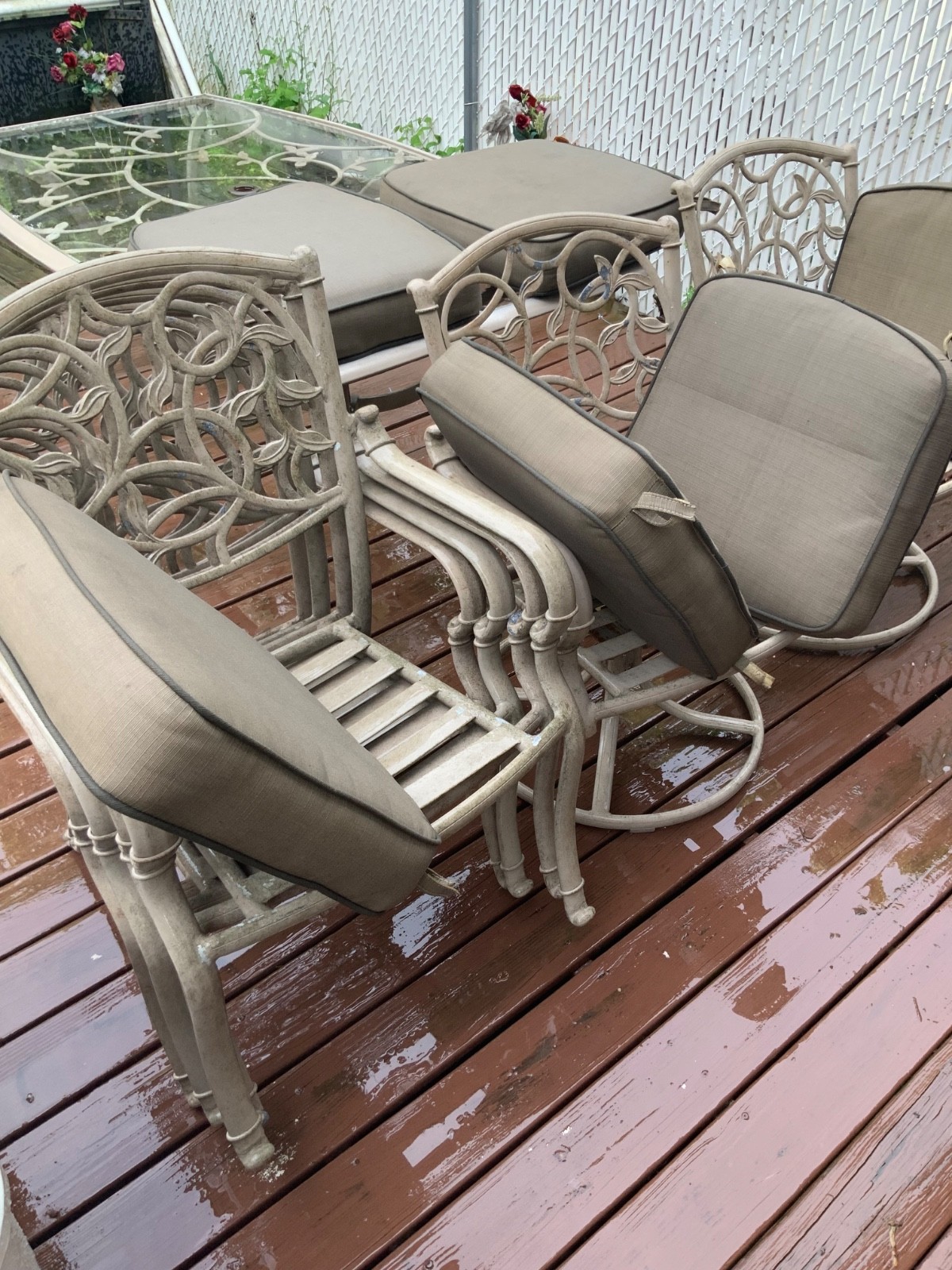 PATIO TABLE & 6 CHAIRS WITH GLASS TOP, & CUSHIONS Hampton Bay