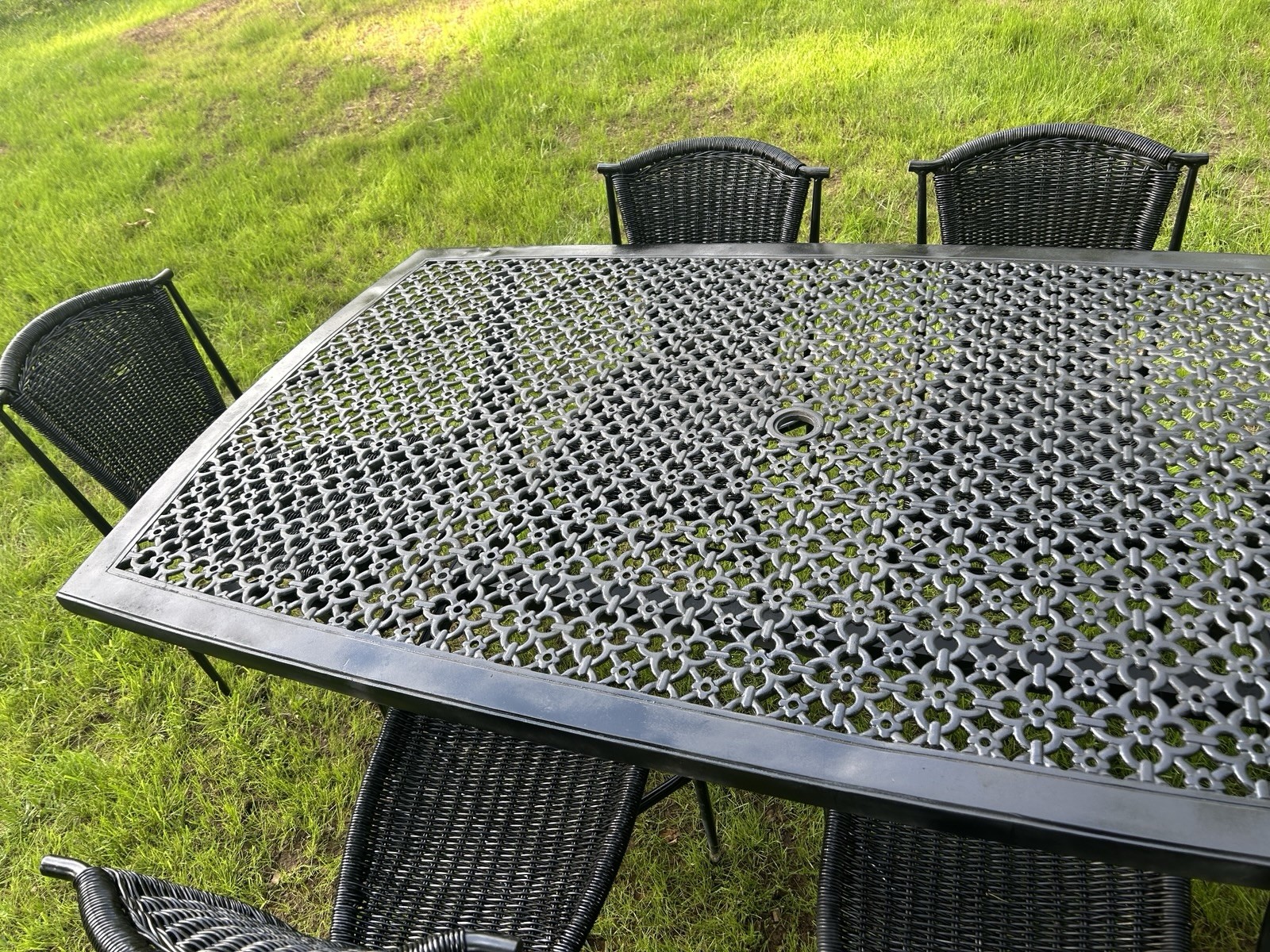Beautiful Cast Aluminum And Wrought Iron Patio Set Table & 6 Chairs