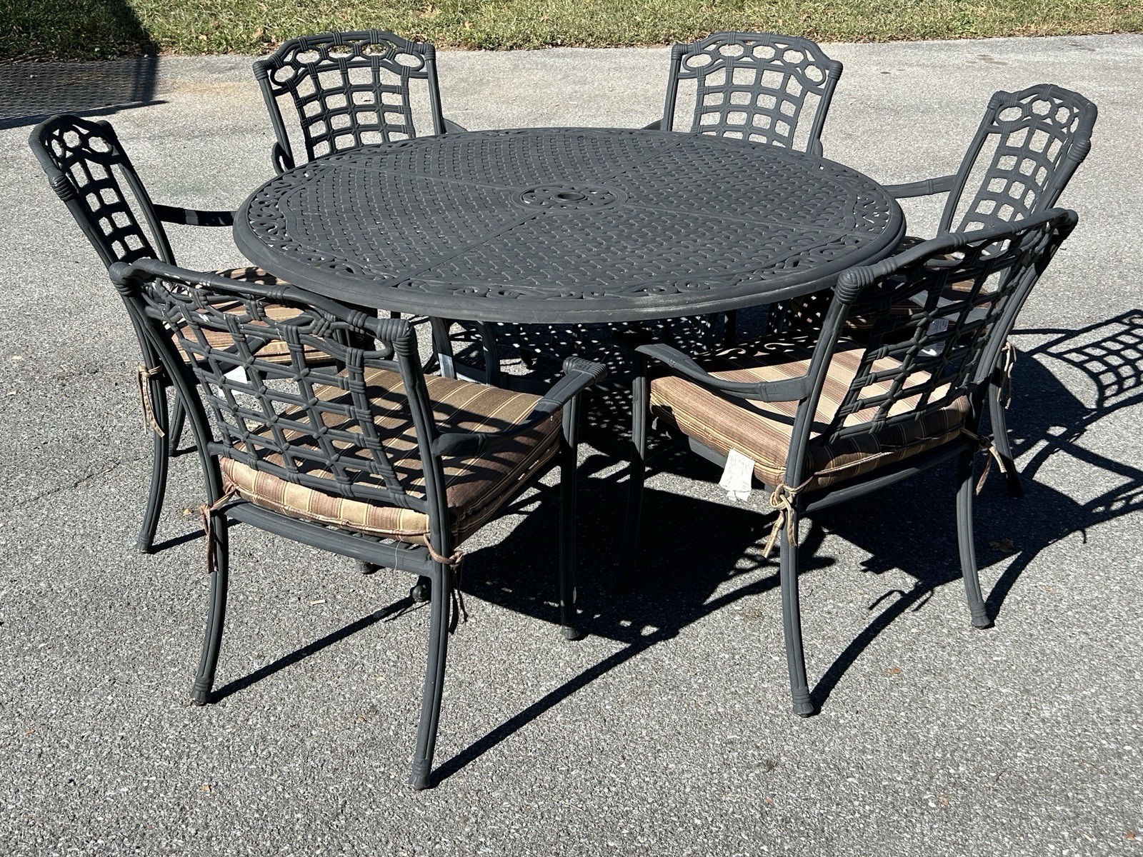Beautiful Cast Aluminum Patio Set Table And 6 Chairs**