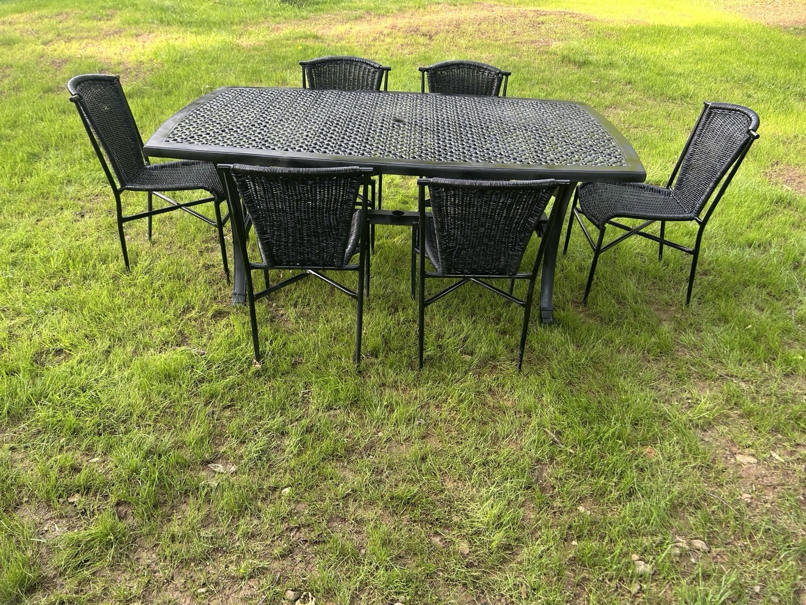 Beautiful Cast Aluminum And Wrought Iron Patio Set Table & 6 Chairs