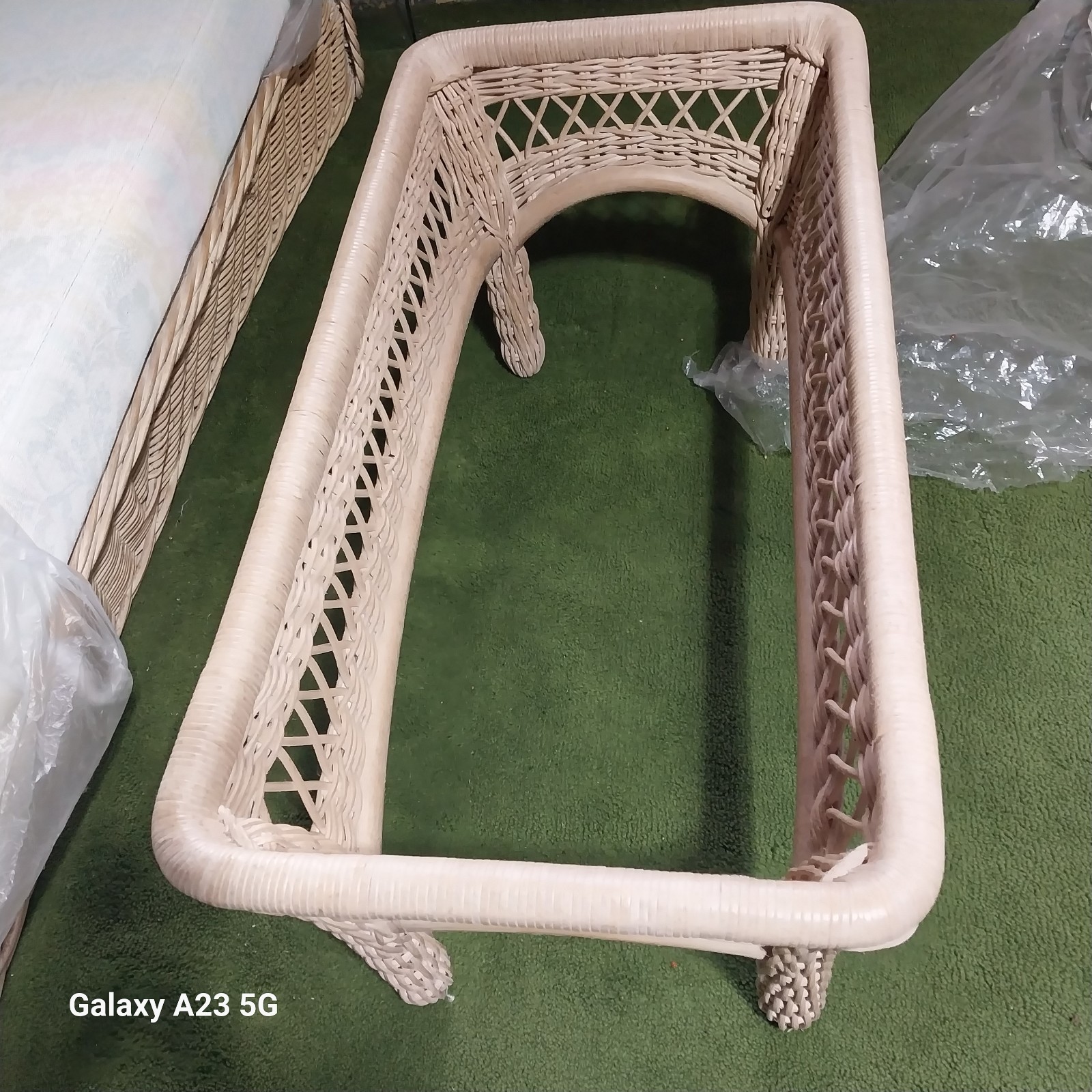 5 Piece Well Made Wicker Set Sofa And Tables Lamp Never Used