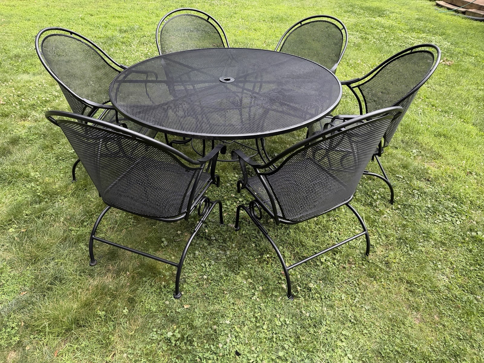 Beautiful Wrought Iron Patio Set Large Table & 6 Rockers *****