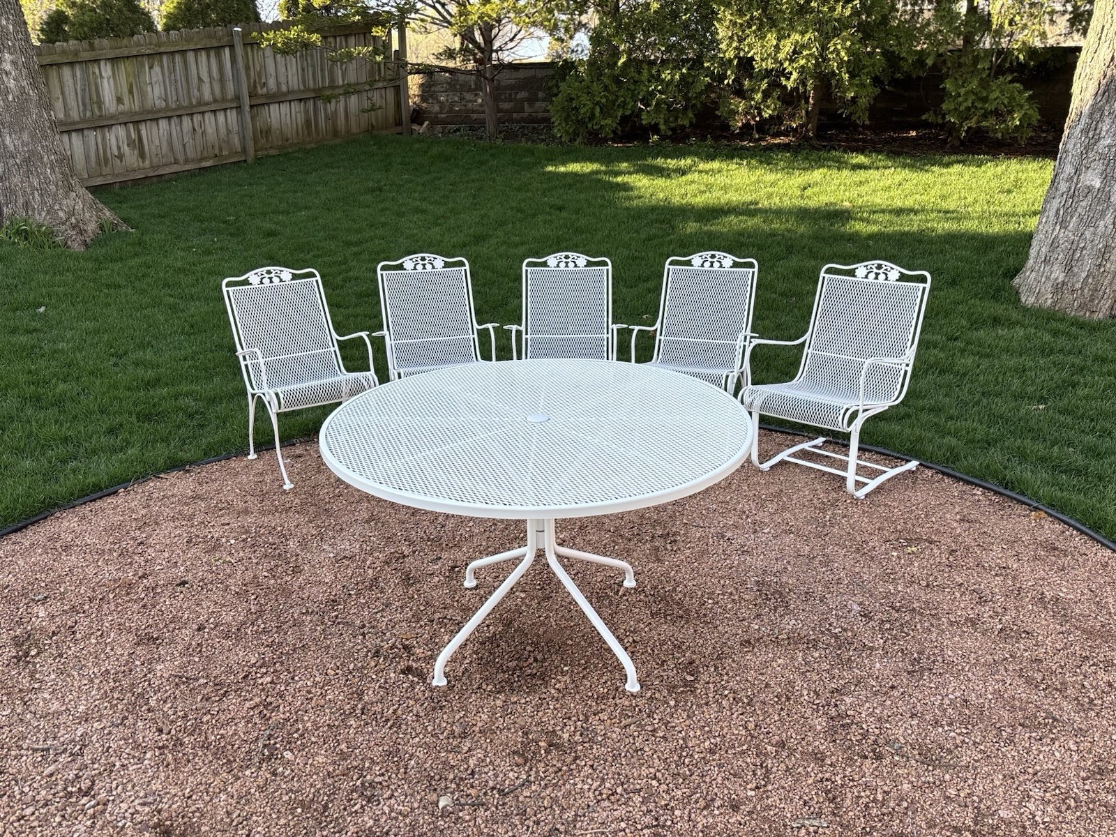 Beautiful Freshly Painted Vintage Woodard, Six Piece Patio Set.