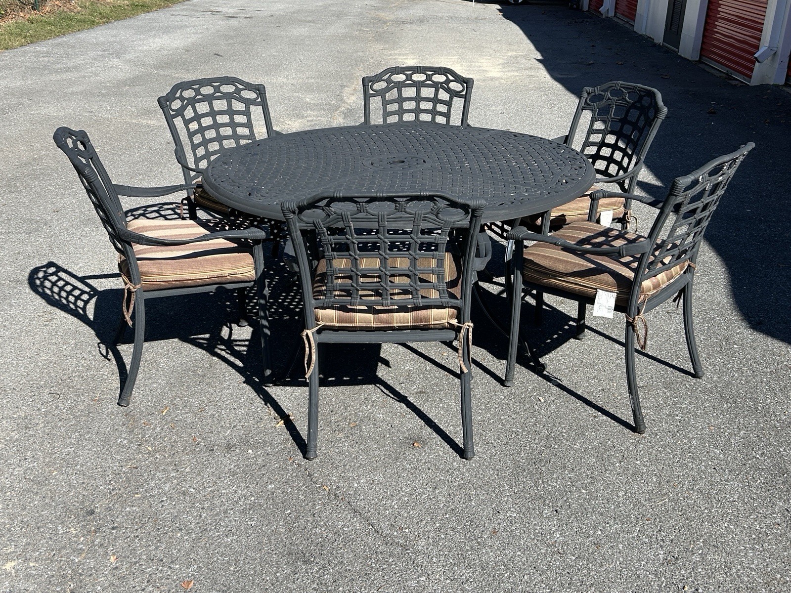 Beautiful Cast Aluminum Patio Set Table And 6 Chairs**
