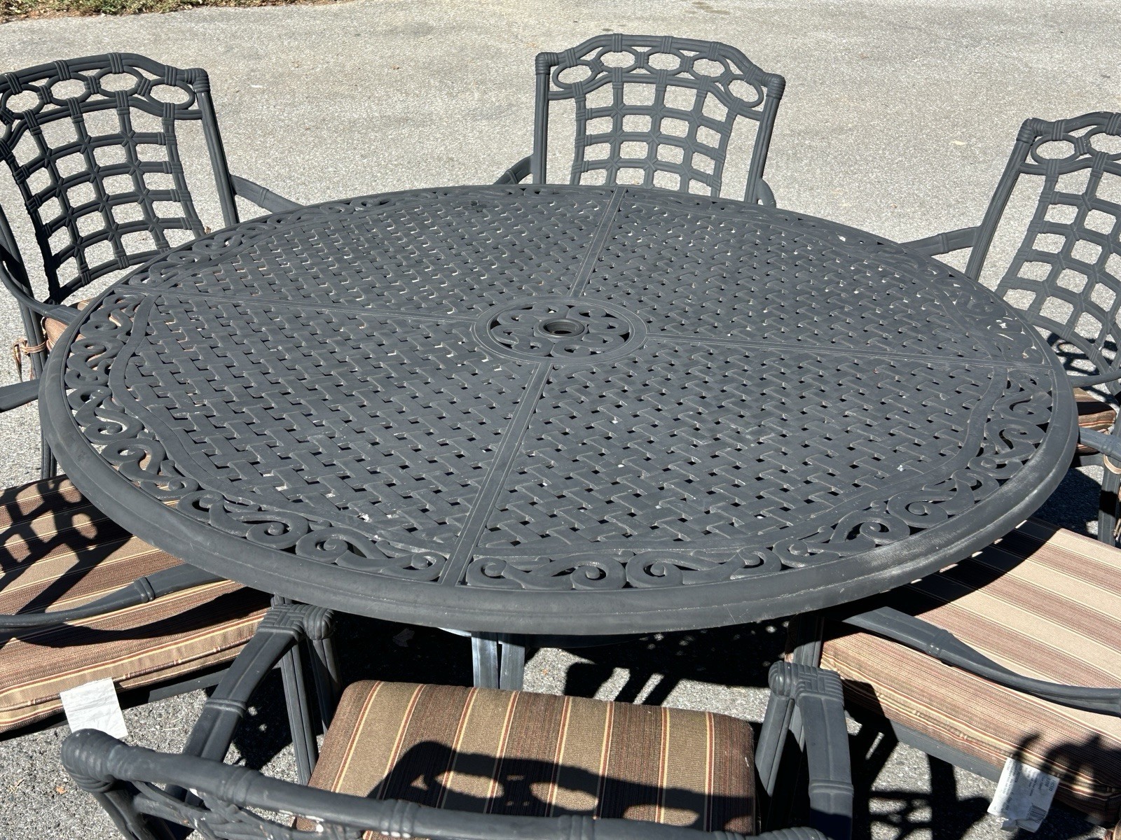 Beautiful Cast Aluminum Patio Set Table And 6 Chairs**