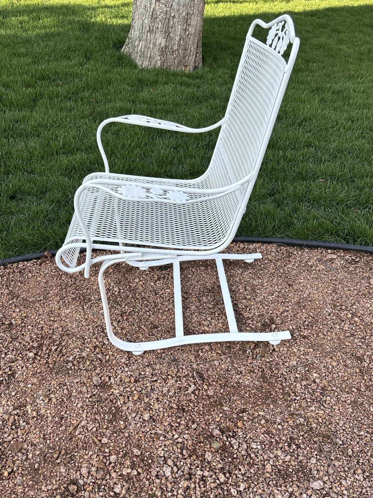 Beautiful Freshly Painted Vintage Woodard, Six Piece Patio Set.
