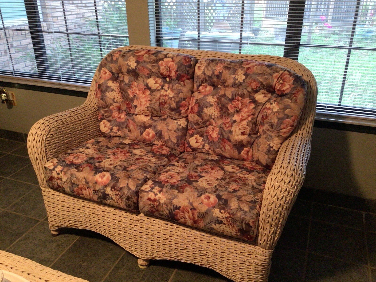 White Wicker Patio Furniture Set