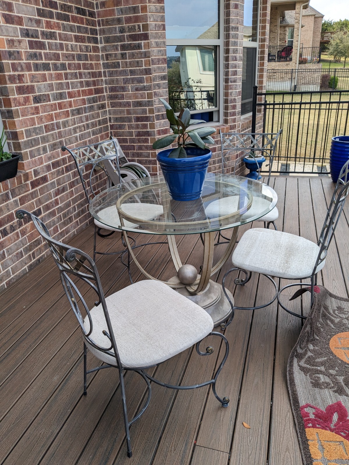 $60- Outdoor dining table and chairs for 4 people 