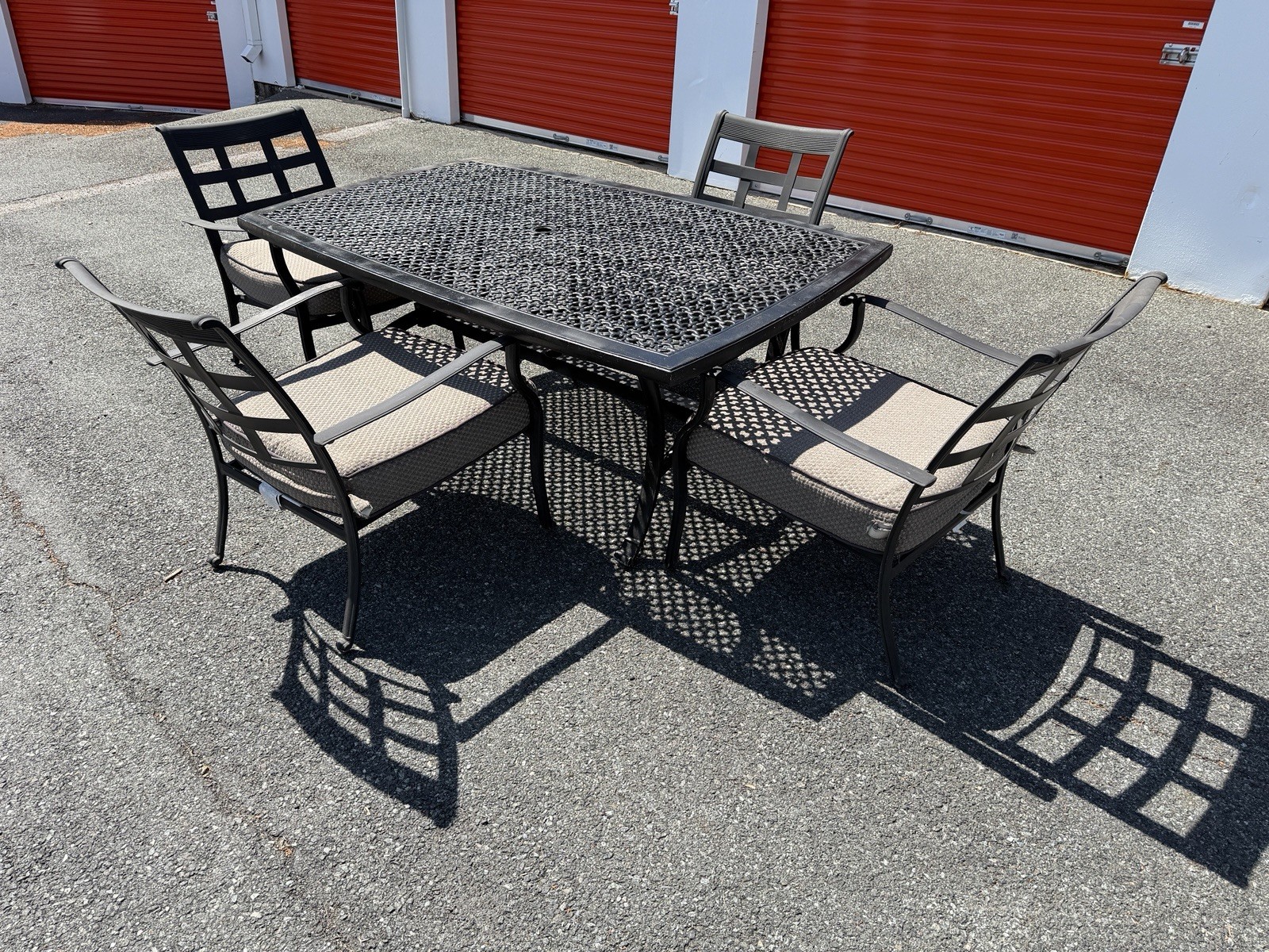 Beautiful aluminum patio set table & 4 chairs *