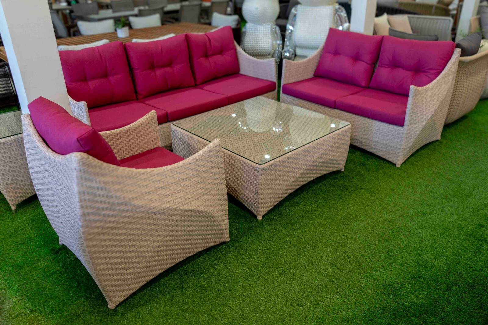 “Pink & White Rattan Lounge Set with 2 Tables – Stylish Outdoor Patio Furniture