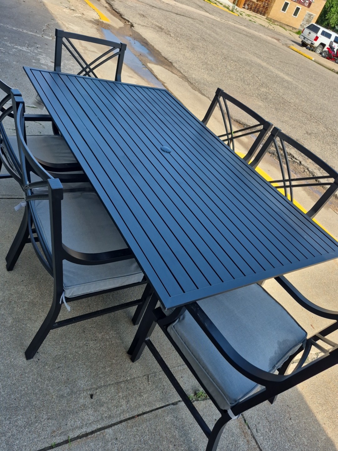 7 Piece Outdoors Dinning Set. SEASONL TRENDS. NEW NEVER USED