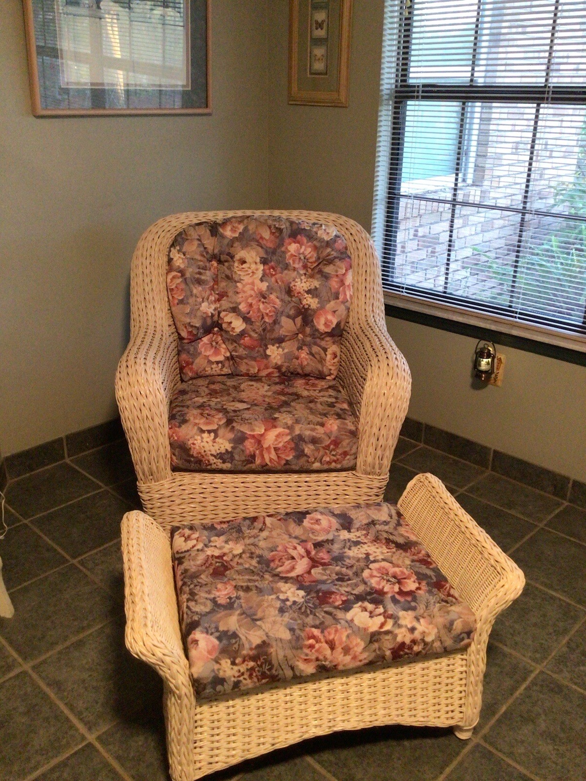 White Wicker Patio Furniture Set
