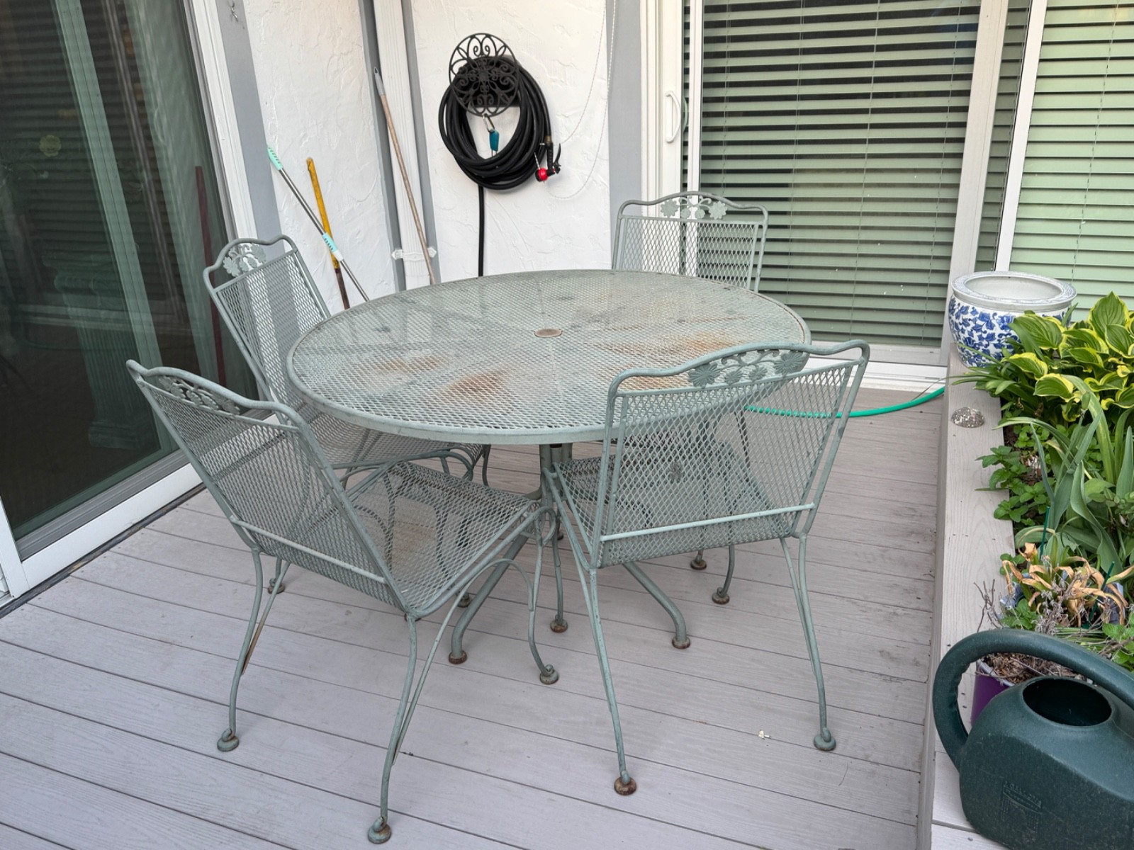 Patio 48″ table and 4 matching chairs