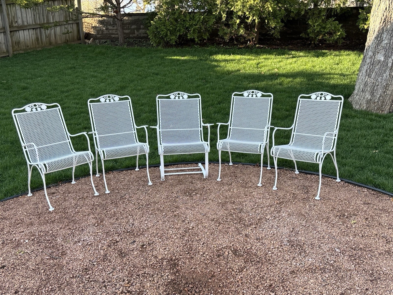 Beautiful Freshly Painted Vintage Woodard, Six Piece Patio Set.